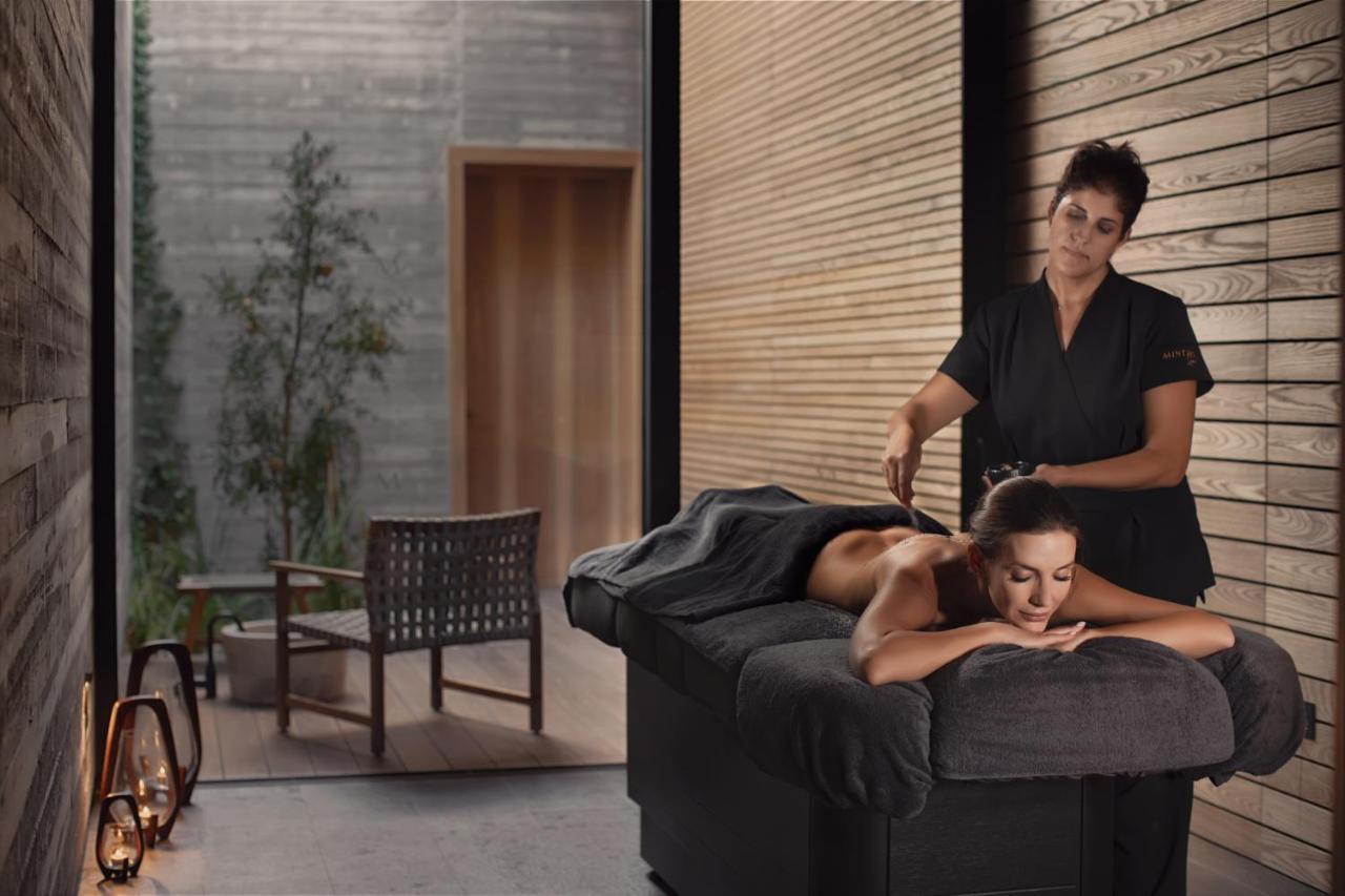 Minthis Resort Tsadha Dış mekan fotoğraf A massage therapist at work
